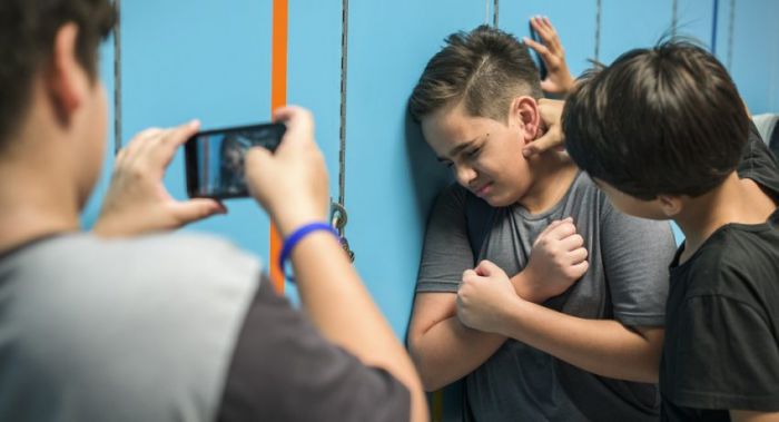 Bullying &sigma;&epsilon; &sigma;&chi;&omicron;&lambda;&epsilon;ί&omicron; &tau;&eta;&sigmaf; &pi;ό&lambda;&eta;&sigmaf; | &Mu;&eta;&tau;έ&rho;&alpha; &mu;&alpha;&theta;&eta;&tau;ή &sigma;&upsilon;&gamma;&kappa;&lambda;&omicron;&nu;ί&zeta;&epsilon;&iota; &mu;&epsilon; &tau;&eta;&nu; &kappa;&alpha;&tau;&alpha;&gamma;&gamma;&epsilon;&lambda;ί&alpha; &tau;&eta;&sigmaf; &ndash; &Tau;&omicron; &gamma;&rho;ά&mu;&mu;&alpha; &pi;&rho;&omicron;&sigmaf; ό&lambda;&omicron;&upsilon;&sigmaf; &tau;&omicron;&upsilon;&sigmaf; &gamma;&omicron;&nu;&epsilon;ί&sigmaf;