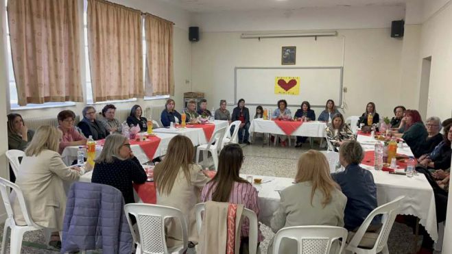 &ldquo;&Omicron; &Delta;ή&mu;&omicron;&sigmaf; &Tau;&rho;ί&pi;&omicron;&lambda;&eta;&sigmaf; &delta;ί&pi;&lambda;&alpha; &sigma;&tau;&eta; &gamma;&upsilon;&nu;&alpha;ί&kappa;&alpha;, &sigma;&tau;&eta; &mu;&eta;&tau;έ&rho;&alpha;, &sigma;&tau;&eta;&nu; &epsilon;&rho;&gamma;&alpha;&zeta;ό&mu;&epsilon;&nu;&eta;&rdquo;
