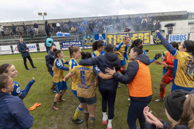 &Sigma;&tau;&omicron;&nu; &tau;&epsilon;&lambda;&iota;&kappa;ό &tau;&omicron;&upsilon; &Kappa;&upsilon;&pi;έ&lambda;&lambda;&omicron;&upsilon; &Epsilon;&lambda;&lambda;ά&delta;&omicron;&sigmaf; &omicron;&iota; &gamma;&upsilon;&nu;&alpha;ί&kappa;&epsilon;&sigmaf; &tau;&omicron;&upsilon; &Alpha;&sigma;&tau;έ&rho;&alpha; - Ό&sigma;&alpha; &delta;&epsilon;&nu; έ&delta;&epsilon;&iota;&xi;&alpha;&nu; &omicron;&iota; &kappa;ά&mu;&epsilon;&rho;&epsilon;&sigmaf;! (vd)