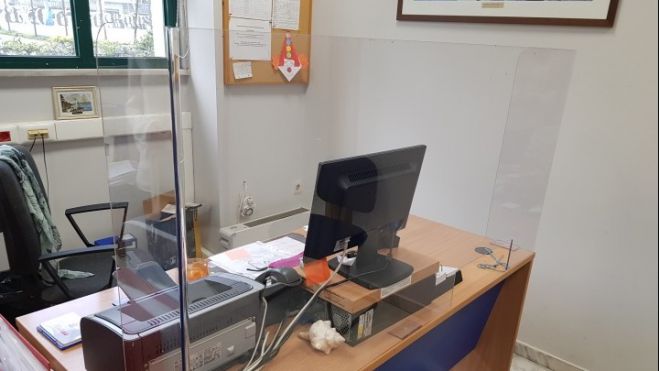 Πλεξιγκλάς υπό ...εξαφάνιση - Το τοποθετούν από φαρμακεία και ταξί έως κρεοπωλεία!