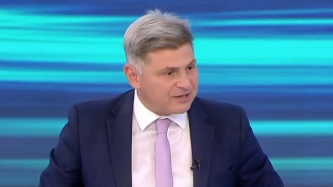 Ο Φαραντούρης αποκάλεσε “εγκληματική οργάνωση” την κυβέρνηση – Τη διαγραφή του από τον ΣΥΡΙΖΑ ζητά η ΝΔ