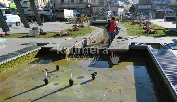 Καθαρίστηκε το σιντριβάνι στην Πλατεία Πετρινού (εικόνες)