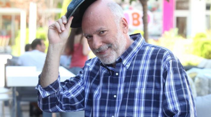 &Pi;έ&theta;&alpha;&nu;&epsilon; &omicron; &delta;&eta;&mu;&omicron;&phi;&iota;&lambda;ή&sigmaf; &eta;&theta;&omicron;&pi;&omicron;&iota;ό&sigmaf; &Chi;&rho;ή&sigma;&tau;&omicron;&sigmaf; &Sigma;&iota;&mu;&alpha;&rho;&delta;ά&nu;&eta;&sigmaf;
