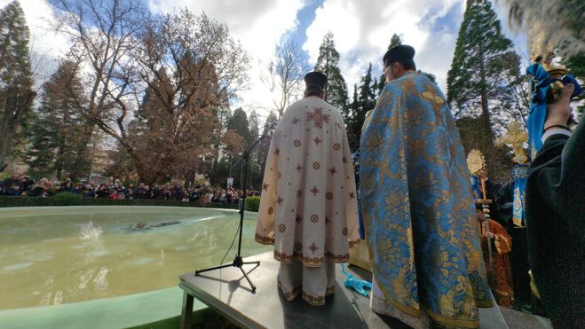 Αγιάστηκαν τα ύδατα στο σιντριβάνι του πάρκου Φιλοδένδρων (εικόνες - βίντεο)