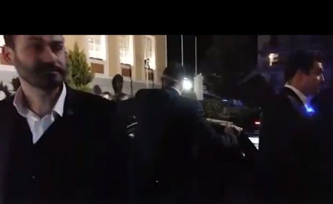 Η στιγμή της αναχώρησης Τσίπρα από το Πνευματικό Κέντρο της Τρίπολης (vd)