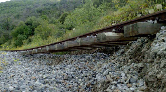 &Chi;ά&theta;&eta;&kappa;&epsilon; &tau;&omicron; έ&delta;&alpha;&phi;&omicron;&sigmaf; &kappa;ά&tau;&omega; &alpha;&pi;ό &tau;&iota;&sigmaf; &rho;ά&gamma;&epsilon;&sigmaf; &tau;&omicron;&upsilon; &tau;&rho;έ&nu;&omicron;&upsilon; &sigma;&tau;&eta;&nu; &Alpha;&rho;&kappa;&alpha;&delta;ί&alpha;! (&epsilon;&iota;&kappa;ό&nu;&epsilon;&sigmaf;)