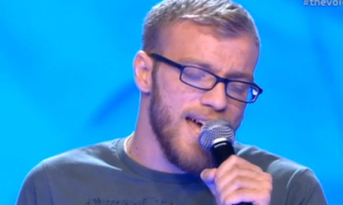 &Sigma;&omicron;&kappa; | Έ&phi;&upsilon;&gamma;&epsilon; &alpha;&pi;ό &tau;&eta; &zeta;&omega;ή 24&chi;&rho;&omicron;&nu;&omicron;&sigmaf; &pi;&alpha;ί&kappa;&tau;&eta;&sigmaf; &tau;&omicron;&upsilon; &epsilon;&lambda;&lambda;&eta;&nu;&iota;&kappa;&omicron;ύ &laquo;The Voice&raquo; (vd)