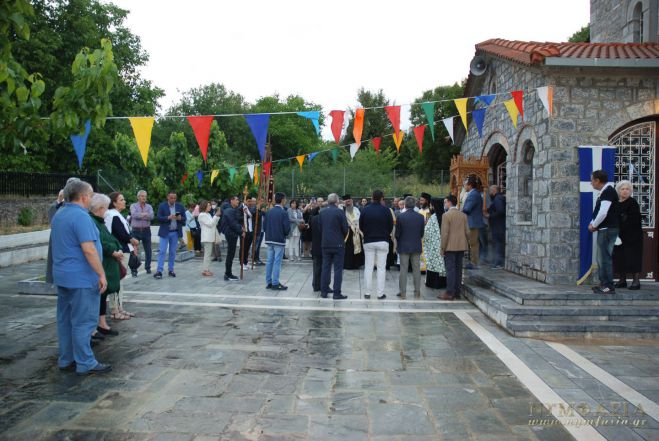 &Nu;&upsilon;&mu;&phi;&alpha;&sigma;ί&alpha; | &Gamma;&iota;&omicron;&rho;&tau;ά&zeta;&epsilon;&iota; &eta; &Pi;&omicron;&lambda;&iota;&omicron;ύ&chi;&omicron;&sigmaf; &tau;&eta;&sigmaf;, &Alpha;&gamma;ί&alpha; &Tau;&rho;&iota;ά&delta;&alpha;