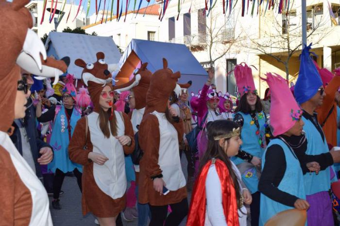 &Tau;&omicron; &Kappa;&alpha;&lambda;&alpha;&mu;&alpha;&tau;&iota;&alpha;&nu;ό &Kappa;&alpha;&rho;&nu;&alpha;&beta;ά&lambda;&iota; &phi;ώ&nu;&alpha;&xi;&epsilon; "&pi;&alpha;&rho;ώ&nu;" - &Kappa;έ&phi;&iota; &kappa;&alpha;&iota; &chi;&omicron;&rho;ό&sigmaf; &sigma;&tau;&omicron; &kappa;έ&nu;&tau;&rho;&omicron; &tau;&eta;&sigmaf; &pi;ό&lambda;&eta;&sigmaf; (vd)