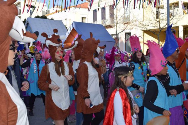 &Tau;&omicron; &Kappa;&alpha;&lambda;&alpha;&mu;&alpha;&tau;&iota;&alpha;&nu;ό &Kappa;&alpha;&rho;&nu;&alpha;&beta;ά&lambda;&iota; &phi;ώ&nu;&alpha;&xi;&epsilon; "&pi;&alpha;&rho;ώ&nu;" - &Kappa;έ&phi;&iota; &kappa;&alpha;&iota; &chi;&omicron;&rho;ό&sigmaf; &sigma;&tau;&omicron; &kappa;έ&nu;&tau;&rho;&omicron; &tau;&eta;&sigmaf; &pi;ό&lambda;&eta;&sigmaf; (vd)