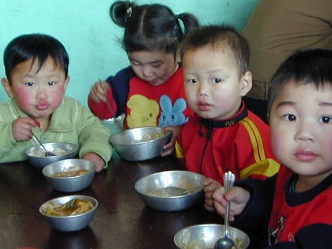 Τρώνε τα ίδια τους τα παιδιά από την πείνα στην Βόρεια Κορέα! - Σοκάρουν δημοσιεύματα βρετανικών εφημερίδων..