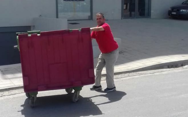 Ισχυρός αέρας ... έκανε βόλτα τους κάδους απορριμμάτων - Ο Αντιδήμαρχος Παπαδημητρίου γυρνούσε την πόλη και τους πήγαινε στη θέση τους!
