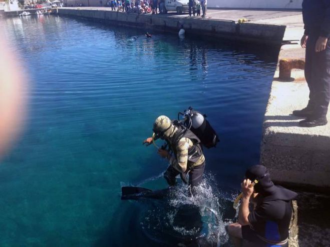 &Epsilon;&theta;&epsilon;&lambda;&omicron;&nu;&tau;έ&sigmaf; &kappa;&alpha;&theta;ά&rho;&iota;&sigma;&alpha;&nu; &tau;&eta;&nu; &pi;&alpha;&rho;&alpha;&lambda;ί&alpha; &Pi;&lambda;ά&kappa;&alpha;&sigmaf; &sigma;&tau;&omicron; &Lambda;&epsilon;&omega;&nu;ί&delta;&iota;&omicron; (&epsilon;&iota;&kappa;ό&nu;&epsilon;&sigmaf;)