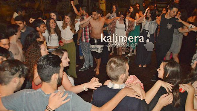 Party με γλέντι, τραγούδι και χορό στην αποφοίτηση των μαθητών του 4ου ΓΕΛ Τρίπολης (εικόνες)!