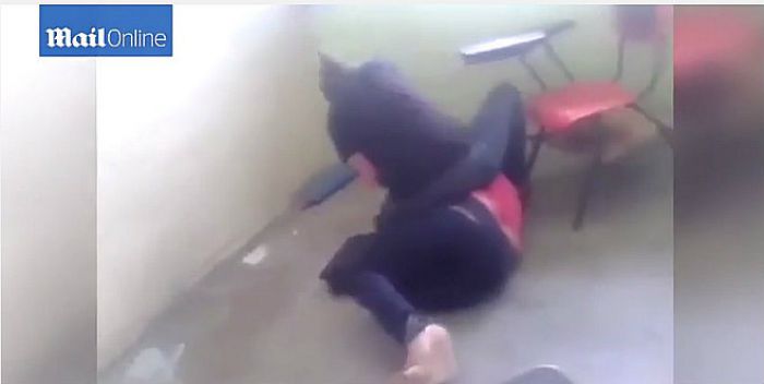 Απατημένη σύζυγος ... έσπασε στο ξύλο τη δασκάλα! (vd)