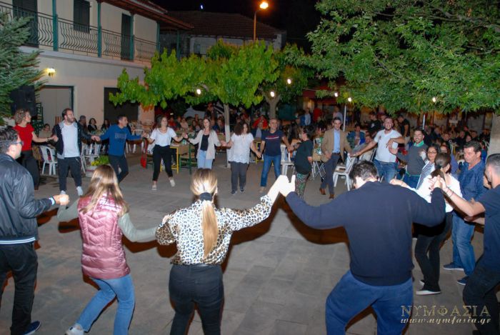 Το γλέντι για τη γιορτή της Αγίας Τριάδας στη Νυμφασία Γορτυνίας (εικόνες - βίντεο)