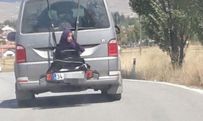 Απίστευτο | Τούρκος έδεσε την κόρη του στο πίσω μέρος του αυτοκινήτου (vd)