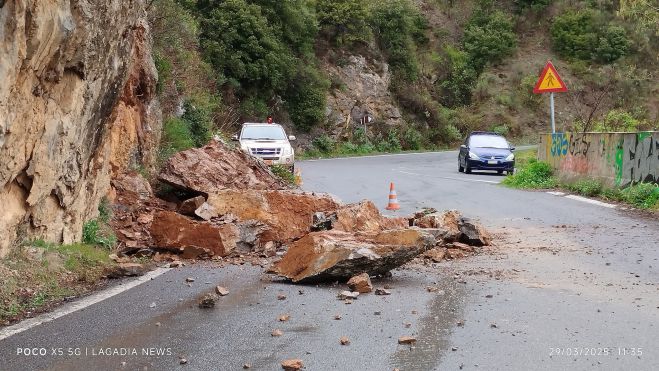 Νέα μεγάλη πτώση βράχων κοντά στα Λαγκάδια (εικόνες)