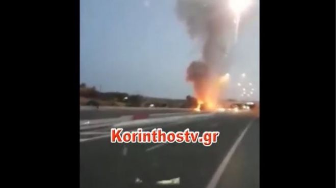 Νταλίκα πήρε φωτιά στην εθνική οδό Αθηνών-Κορίνθου (vd)