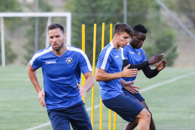 &Mu;&epsilon; &tau;έ&sigma;&sigma;&epsilon;&rho;&iota;&sigmaf; &alpha;&pi;&omicron;&upsilon;&sigma;ί&epsilon;&sigmaf; &omicron; &Alpha;&sigma;&tau;έ&rho;&alpha;&sigmaf; &sigma;&tau;&eta;&nu; &Tau;&omicron;ύ&mu;&pi;&alpha;