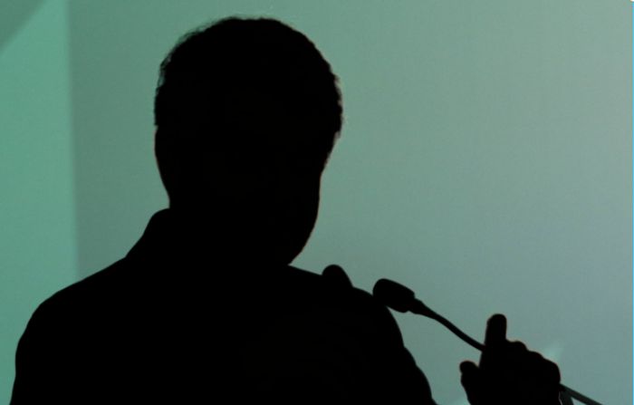 &Alpha;&nu;&tau;ί&pi;&alpha;&lambda;&omicron;&sigmaf; ή &alpha;&gamma;&alpha;&pi;&eta;&mu;έ&nu;&omicron;&sigmaf;; &Tau;&omicron; &pi;&omicron;&lambda;&iota;&tau;&iota;&kappa;ό &mu;&upsilon;&sigma;&tau;ή&rho;&iota;&omicron; "&Omicron;&delta;&upsilon;&sigma;&sigma;έ&alpha;&sigmaf;"