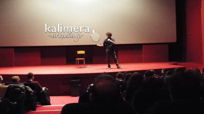 Stand up comedy στην Τρίπολη με έξυπνες ατάκες, γέλιο και σχόλια για τα ... σκουπίδια (vd)!