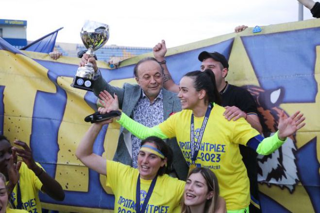 &Omicron; &Mu;&pi;ά&kappa;&omicron;&sigmaf; &sigma;ή&kappa;&omega;&sigma;&epsilon; &tau;&eta;&nu; &kappa;&omicron;ύ&pi;&alpha;!