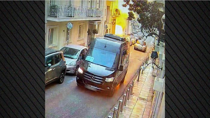 &Tau;&rho;&epsilon;&iota;&sigmaf; &kappa;&lambda;έ&phi;&tau;&epsilon;&sigmaf; &chi;&alpha;&lambda;&kappa;&omicron;ύ &pi;&rho;&omicron;&kappa;ά&lambda;&epsilon;&sigma;&alpha;&nu; &tau;&eta;&nu; έ&kappa;&rho;&eta;&xi;&eta; &sigma;&tau;&eta;&nu; &Pi;&lambda;ά&kappa;&alpha; &mu;&epsilon; έ&xi;&iota; &nu;&epsilon;&kappa;&rho;&omicron;ύ&sigmaf;, &alpha;&pi;ό &theta;&alpha;ύ&mu;&alpha; &gamma;&lambda;ί&tau;&omega;&sigma;&alpha;&nu; 12 &mu;&alpha;&theta;&eta;&tau;έ&sigmaf; &sigma;&epsilon; &sigma;&chi;&omicron;&lambda;&iota;&kappa;ό &beta;&alpha;&nu;