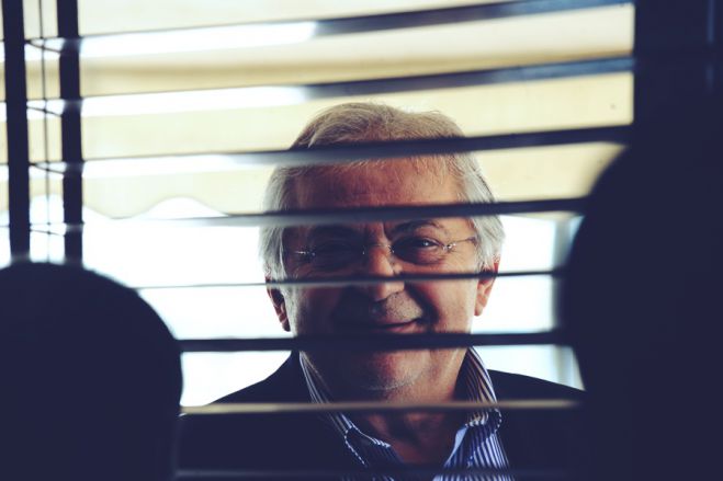 &Epsilon;&pi;&iota;&mu;&epsilon;&lambda;&eta;&tau;ή&rho;&iota;&omicron; &Alpha;&rho;&kappa;&alpha;&delta;ί&alpha;&sigmaf;: "&laquo;Έ&phi;&upsilon;&gamma;&epsilon;&raquo; &omicron; &chi;&alpha;&mu;&omicron;&gamma;&epsilon;&lambda;&alpha;&sigma;&tau;ό&sigmaf; ά&nu;&theta;&rho;&omega;&pi;&omicron;&sigmaf; &alpha;&phi;ή&nu;&omicron;&nu;&tau;&alpha;&sigmaf; έ&nu;&alpha; &mu;&epsilon;&gamma;ά&lambda;&omicron; &kappa;&epsilon;&nu;ό"