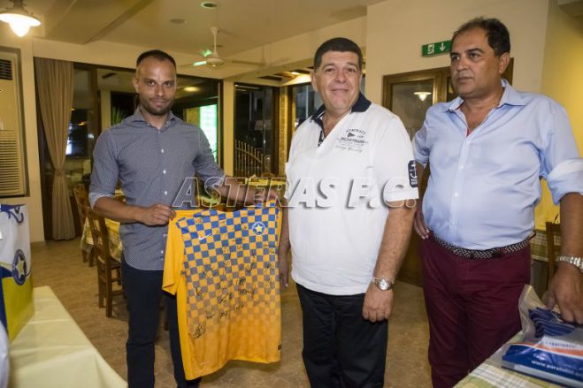 &Tau;ί&mu;&eta;&sigma;&alpha;&nu; &tau;&omicron;&nu; &Alpha;&sigma;&tau;έ&rho;&alpha; &sigma;&tau;&omicron; &Pi;&alpha;&rho;&alpha;&lambda;ί&mu;&nu;&iota; (&epsilon;&iota;&kappa;ό&nu;&epsilon;&sigmaf;)
