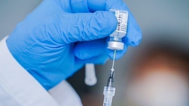 Εθνική Επιτροπή Εμβολιασμών | Για ποιους συστήνεται η χορήγηση αναμνηστικής δόσης με τα επικαιροποιημένα διδύναμα εμβόλια