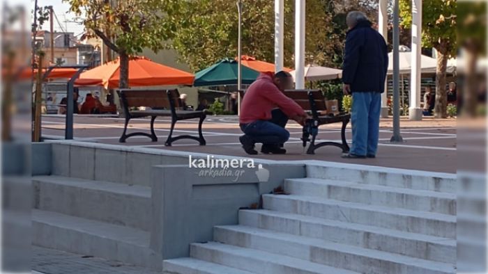 Παγκάκια τοποθετήθηκαν στην πλατεία Μαντινείας