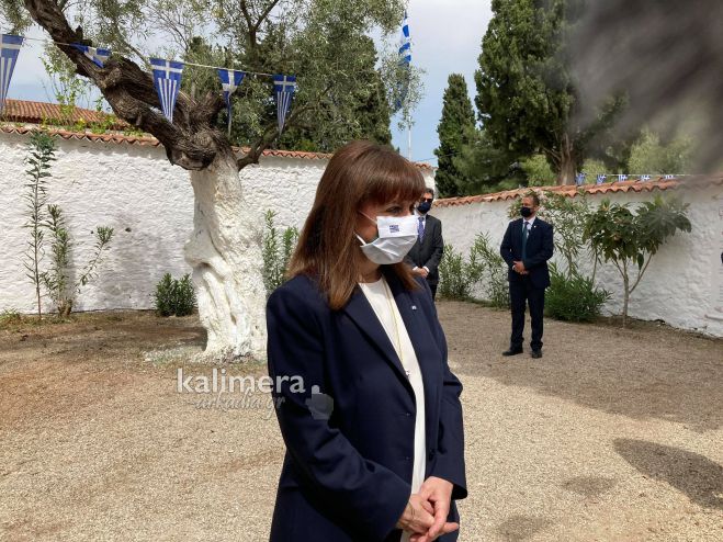 &Pi;&rho;ό&epsilon;&delta;&rho;&omicron;&sigmaf; &tau;&eta;&sigmaf; &Delta;&eta;&mu;&omicron;&kappa;&rho;&alpha;&tau;ί&alpha;&sigmaf;: "&Epsilon;ί&nu;&alpha;&iota; &sigma;ή&mu;&epsilon;&rho;&alpha; &mu;&iota;&alpha; &mu;&epsilon;&gamma;ά&lambda;&eta; &eta;&mu;έ&rho;&alpha; &tau;&iota;&mu;ή&sigmaf; &kappa;&alpha;&iota; &mu;&nu;ή&mu;&eta;&sigmaf; &gamma;&iota;&alpha; &tau;&omicron; Ά&sigma;&tau;&rho;&omicron;&sigmaf; &kappa;&alpha;&iota; &tau;&eta; &sigma;&upsilon;&mu;&beta;&omicron;&lambda;ή &tau;&omicron;&upsilon; &sigma;&tau;&eta;&nu; &Epsilon;&pi;&alpha;&nu;ά&sigma;&tau;&alpha;&sigma;&eta; &tau;&omicron;&upsilon; 1821" (vd)
