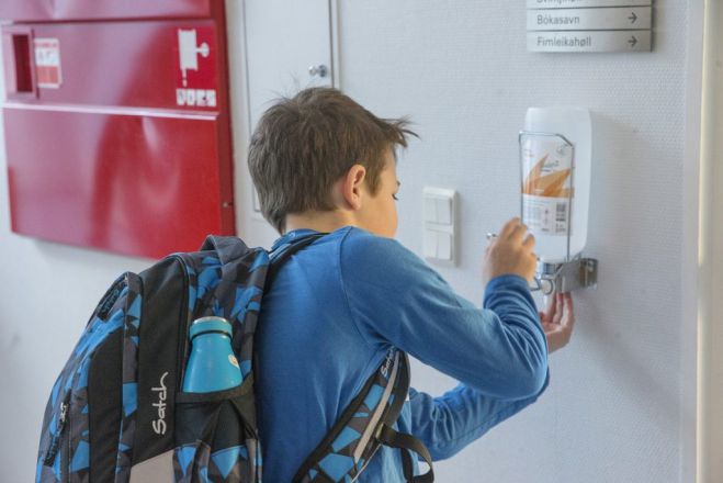 Υφυπουργός Παιδείας: &quot;Αντισηπτικά θα υπάρχουν σε κάθε τάξη&quot; - Ποια παιδιά θα μπορούν να μην πηγαίνουν σχολείο με μια απλή βεβαίωση