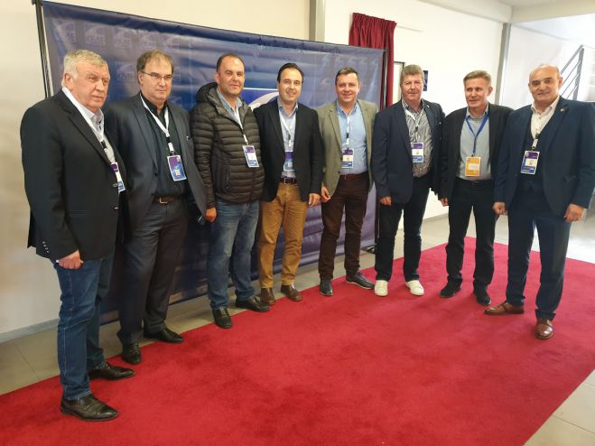 &Sigma;&tau;&omicron; &sigma;&upsilon;&nu;έ&delta;&rho;&iota;&omicron; &tau;&eta;&sigmaf; &Kappa;&Epsilon;&Delta;&Epsilon; &omicron; &Kappa;&alpha;&mu;&pi;ύ&lambda;&eta;&sigmaf;: "&Delta;&iota;&epsilon;&kappa;&delta;&iota;&kappa;ή&sigma;&alpha;&mu;&epsilon; &tau;&eta;&nu; &omicron;&iota;&kappa;&omicron;&nu;&omicron;&mu;&iota;&kappa;ή &kappa;&alpha;&iota; &delta;&iota;&omicron;&iota;&kappa;&eta;&tau;&iota;&kappa;ή &alpha;&upsilon;&tau;&omicron;&tau;έ&lambda;&epsilon;&iota;&alpha; &tau;&omega;&nu; &Delta;ή&mu;&omega;&nu; &mu;&epsilon; &pi;&epsilon;&rho;&iota;&sigma;&sigma;ό&tau;&epsilon;&rho;&epsilon;&sigmaf; &pi;&eta;&gamma;έ&sigmaf; &chi;&rho;&eta;&mu;&alpha;&tau;&omicron;&delta;ό&tau;&eta;&sigma;&eta;&sigmaf;"