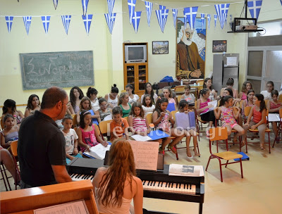 Η Παιδική Χορωδία Τυρού σε συναυλία αφιερωμένη στον Μάνο Χατζιδάκι (vd)