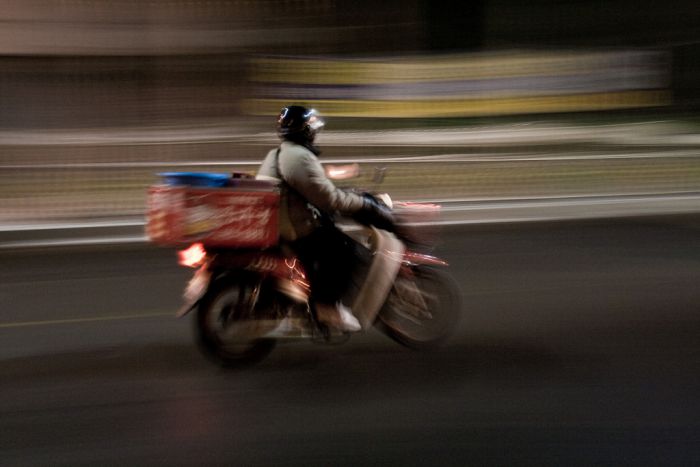 Πάτρα | 15χρονος λήστεψε διανομέα delivery – Του πήρε τα φαγητά με απειλή μαχαιριού