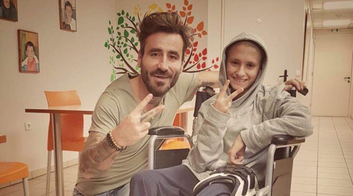 &Omicron; &mu;&iota;&kappa;&rho;ό&sigmaf; &Alpha;&lambda;έ&xi;&alpha;&nu;&delta;&rho;&omicron;&sigmaf; &zeta;&eta;&tau;ά &tau;&eta; &beta;&omicron;ή&theta;&epsilon;&iota;&alpha; ό&lambda;&omega;&nu; &gamma;&iota;&alpha; &tau;&omicron; &tau;&alpha;&xi;ί&delta;&iota; &sigma;&omega;&tau;&eta;&rho;ί&alpha;&sigmaf; &sigma;&tau;&eta;&nu; &Alpha;&mu;&epsilon;&rho;&iota;&kappa;ή