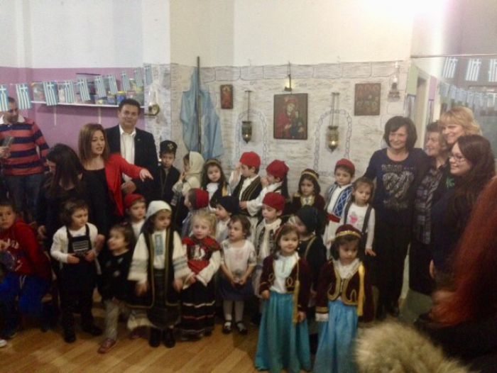 &Gamma;&iota;&omicron;&rho;&tau;ή &gamma;&iota;&alpha; &tau;&eta;&nu; "25&eta; &Mu;&alpha;&rho;&tau;ί&omicron;&upsilon;" &sigma;&tau;&omicron;&nu;&nbsp;4o &pi;&alpha;&iota;&delta;&iota;&kappa;ό &sigma;&tau;&alpha;&theta;&mu;ό &tau;&omicron;&upsilon; &Delta;ή&mu;&omicron;&upsilon; &Tau;&rho;ί&pi;&omicron;&lambda;&eta;&sigmaf; (vd)