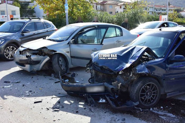 Τροχαίο ατύχημα με σφοδρή σύγκρουση αυτοκινήτων έξω από Super Market στο Ναύπλιο