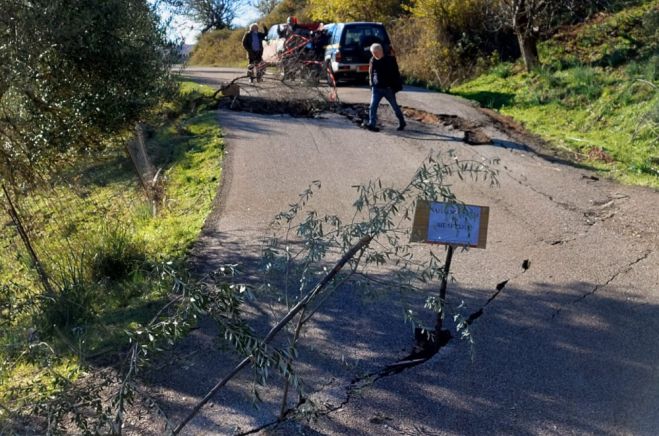 Γορτυνία | Αυτοψία από Περιφέρεια και Δήμο στο δρόμο που &quot;άνοιξε&quot; ανάμεσα σε Βούτσι και Μοναστηράκι