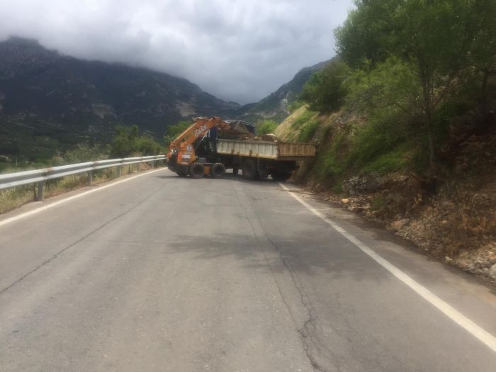 Κανδήλα | Εργασίες στην είσοδο και απομάκρυνση απορριμμάτων (εικόνες)