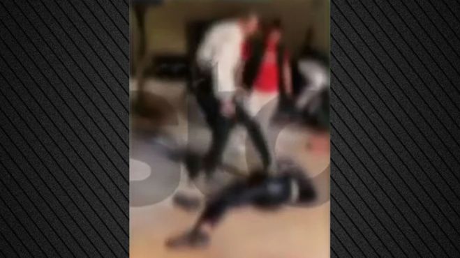 Σοκ από το βίντεο άγριου ξυλοδαρμού κοπέλας από τέσσερα κορίτσια - Την κλωτσούν ακόμα και στο κεφάλι (vd)