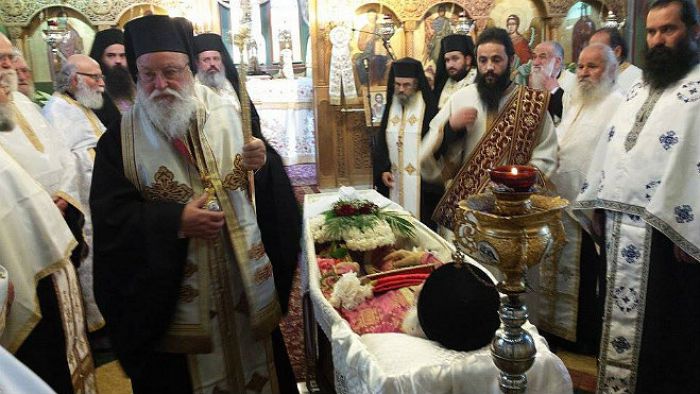 &Eta; &epsilon;&xi;ό&delta;&iota;&omicron;&sigmaf; &Alpha;&kappa;&omicron;&lambda;&omicron;&upsilon;&theta;ί&alpha; &tau;&omicron;&upsilon; &iota;&epsilon;&rho;έ&alpha; &Iota;&omega;ά&nu;&nu;&eta; &Lambda;&alpha;&gamma;&omicron;&pi;ά&tau;&eta; &sigma;&tau;&eta;&nu; &Tau;&rho;ί&pi;&omicron;&lambda;&eta; (&epsilon;&iota;&kappa;ό&nu;&epsilon;&sigmaf;)