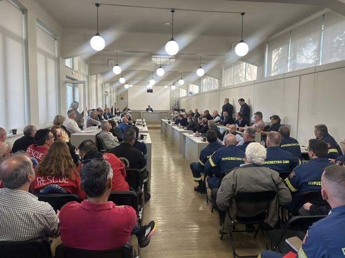 Έ&rho;&chi;&epsilon;&tau;&alpha;&iota; &sigma;&tau;&eta;&nu; &Tau;&rho;ί&pi;&omicron;&lambda;&eta; &omicron; &Upsilon;&pi;&omicron;&upsilon;&rho;&gamma;ό&sigmaf; &Kappa;&lambda;&iota;&mu;&alpha;&tau;&iota;&kappa;ή&sigmaf; &Kappa;&rho;ί&sigma;&eta;&sigmaf; &kappa;&alpha;&iota; &Pi;&omicron;&lambda;&iota;&tau;&iota;&kappa;ή&sigmaf; &Pi;&rho;&omicron;&sigma;&tau;&alpha;&sigma;ί&alpha;&sigmaf;, &Gamma;&iota;ά&nu;&nu;&eta;&sigmaf; &Kappa;&epsilon;&phi;&alpha;&lambda;&omicron;&gamma;&iota;ά&nu;&nu;&eta;&sigmaf;