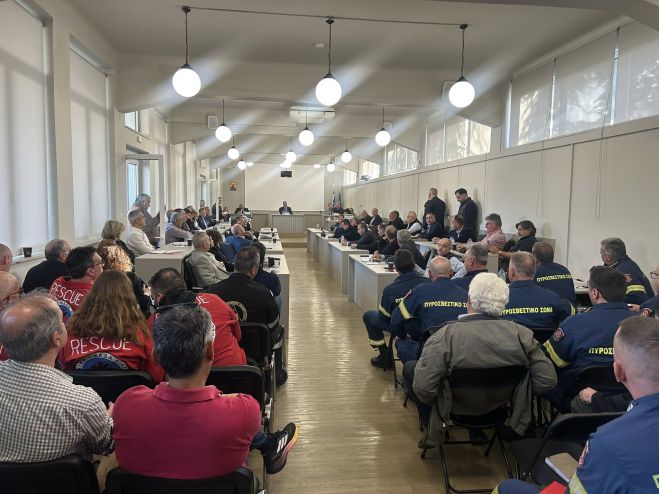 Έ&rho;&chi;&epsilon;&tau;&alpha;&iota; &sigma;&tau;&eta;&nu; &Tau;&rho;ί&pi;&omicron;&lambda;&eta; &omicron; &Upsilon;&pi;&omicron;&upsilon;&rho;&gamma;ό&sigmaf; &Kappa;&lambda;&iota;&mu;&alpha;&tau;&iota;&kappa;ή&sigmaf; &Kappa;&rho;ί&sigma;&eta;&sigmaf; &kappa;&alpha;&iota; &Pi;&omicron;&lambda;&iota;&tau;&iota;&kappa;ή&sigmaf; &Pi;&rho;&omicron;&sigma;&tau;&alpha;&sigma;ί&alpha;&sigmaf;, &Gamma;&iota;ά&nu;&nu;&eta;&sigmaf; &Kappa;&epsilon;&phi;&alpha;&lambda;&omicron;&gamma;&iota;ά&nu;&nu;&eta;&sigmaf;