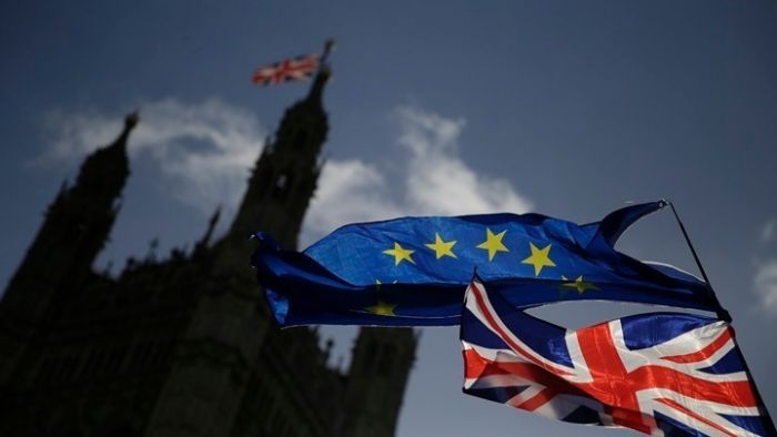 &Pi;&rho;&omicron;&sigmaf; &pi;&alpha;&rho;ά&tau;&alpha;&sigma;&eta; &tau;&omicron;&upsilon; Brexit &kappa;&alpha;&iota; &pi;&rho;ό&omega;&rho;&epsilon;&sigmaf; &epsilon;&kappa;&lambda;&omicron;&gamma;έ&sigmaf; &sigma;&tau;&omicron; &Eta;&nu;&omega;&mu;έ&nu;&omicron; &Beta;&alpha;&sigma;ί&lambda;&epsilon;&iota;&omicron;