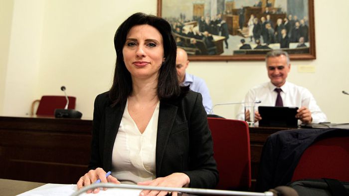 Σάλος για την Κασιμάτη | Ήταν ατυχής αστεϊσμός το «μπάτσοι-γουρούνια-δολοφόνοι» λέει τώρα η βουλευτής του ΣΥΡΙΖΑ