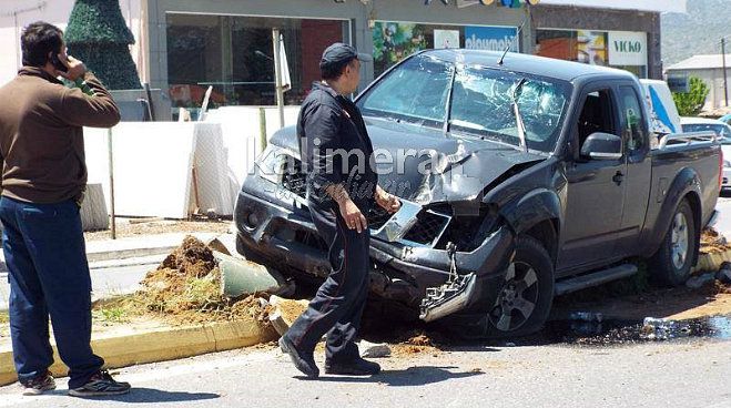 Τροχαίο στην Τρίπολη - Αυτοκίνητο έφυγε από το δρόμο και έπεσε σε κολώνα (εικόνες – βίντεο)