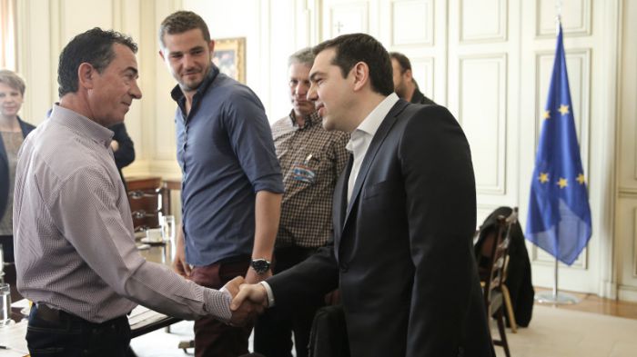 &Tau;&sigma;&iota;&omicron;&tau;ί&nu;&alpha;&sigmaf;: &laquo;&Sigma;&upsilon;&zeta;&eta;&tau;ή&sigma;&alpha;&mu;&epsilon; &mu;&epsilon; &tau;&omicron;&nu; &Pi;&rho;&omega;&theta;&upsilon;&pi;&omicron;&upsilon;&rho;&gamma;ό. &Gamma;&upsilon;&rho;ί&zeta;&omicron;&upsilon;&mu;&epsilon; &sigma;&tau;&alpha; &mu;&pi;&lambda;ό&kappa;&alpha; &nu;&alpha; &pi;ά&rho;&omicron;&upsilon;&mu;&epsilon; &alpha;&pi;&omicron;&phi;ά&sigma;&epsilon;&iota;&sigmaf;&raquo; (vd)